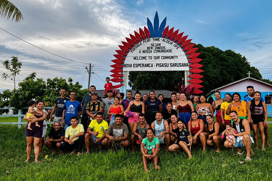 Moradores e lideranças da comunidade indígena Nova Esperança, localizada na RDS Puranga Conquista, margem esquerda do Rio Negro. Território une o modo de vida tradicional ao desafio de garantir energia para o desenvolvimento e o turismo de base comunitária. Foto: Reprodução/Instagram Comunidade Nova Esperança.