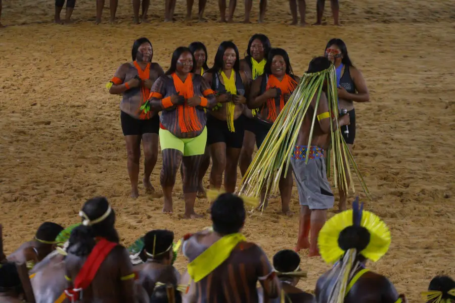 Mulheres indígenas com adornos e pinturas corporais tradicionais realizam apresentação cultural durante a cerimônia na Arena. Foto: Oswaldo Forte / Amazônia Latitude.