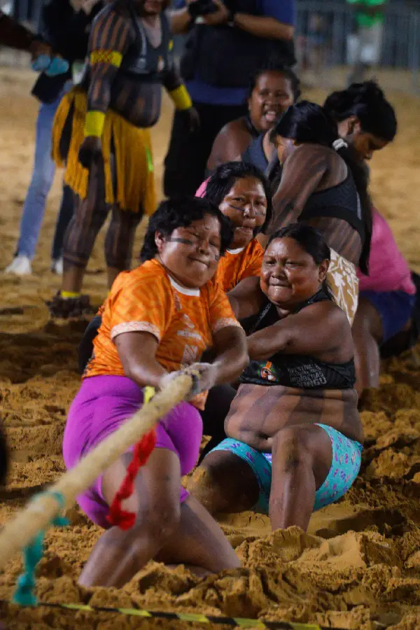 Mulheres indígenas entregam-se ao esforço máximo durante a disputa feminina da modalidade. Foto: Oswaldo Forte / Amazônia Latitude.