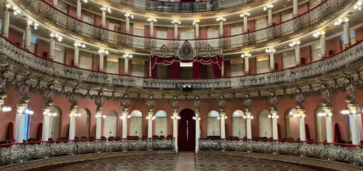 O peso histórico e os camarotes vazios do Teatro Amazonas: o cenário monumental onde o virtuosismo técnico esconde a busca por um interlúdio de afeto. Foto:  Divulgação / Secretaria de Cultura e Economia Criativa do Amazonas.