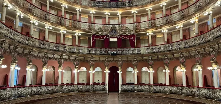 O peso histórico e os camarotes vazios do Teatro Amazonas: o cenário monumental onde o virtuosismo técnico esconde a busca por um interlúdio de afeto. Foto:  Divulgação / Secretaria de Cultura e Economia Criativa do Amazonas.