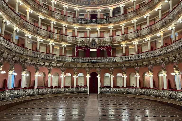 O peso histórico e os camarotes vazios do Teatro Amazonas: o cenário monumental onde o virtuosismo técnico esconde a busca por um interlúdio de afeto. Foto:  Divulgação / Secretaria de Cultura e Economia Criativa do Amazonas.