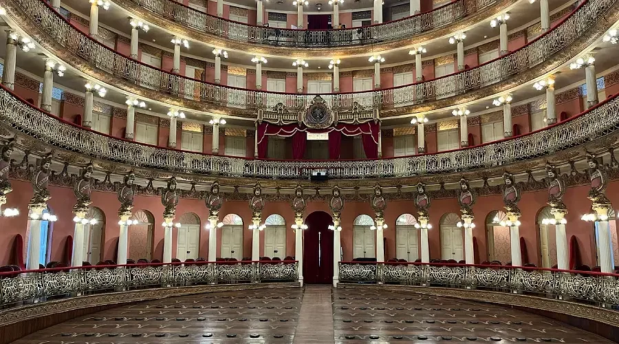 O peso histórico e os camarotes vazios do Teatro Amazonas: o cenário monumental onde o virtuosismo técnico esconde a busca por um interlúdio de afeto. Foto:  Divulgação / Secretaria de Cultura e Economia Criativa do Amazonas.