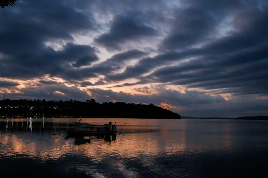 O pôr do sol sobre as águas do rio Xingu emoldura a paisagem que recebeu as delegações dos II Jogos Indígenas. Foto: Oswaldo Forte / Amazônia Latitude.