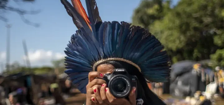 O protagonismo e o uso de ferramentas tecnológicas de vanguarda pelas comunidades tradicionais refletem a essência do Amazonfuturismo e das discussões decoloniais sobre autonomia e direito ao futuro. Foto: Mídia NINJA.
