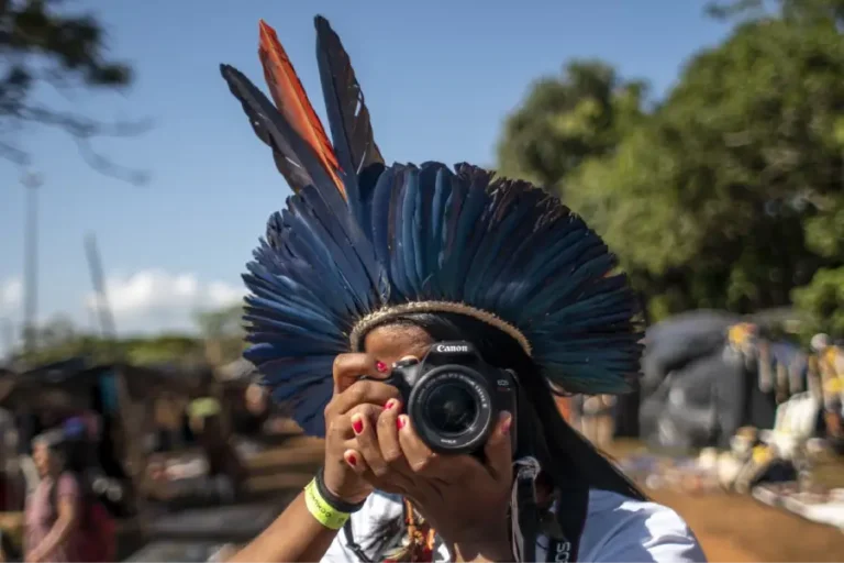 O protagonismo e o uso de ferramentas tecnológicas de vanguarda pelas comunidades tradicionais refletem a essência do Amazonfuturismo e das discussões decoloniais sobre autonomia e direito ao futuro. Foto: Mídia NINJA.