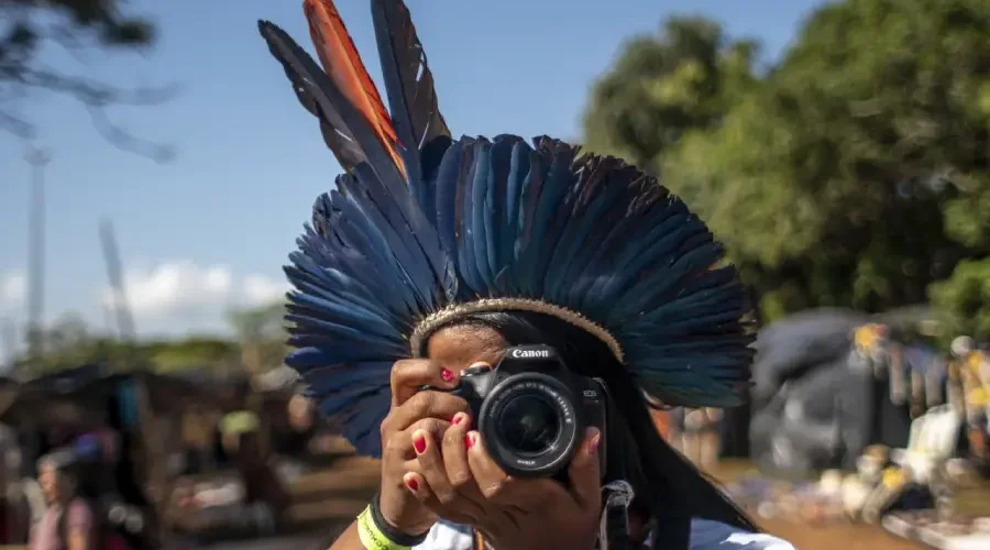 O protagonismo e o uso de ferramentas tecnológicas de vanguarda pelas comunidades tradicionais refletem a essência do Amazonfuturismo e das discussões decoloniais sobre autonomia e direito ao futuro. Foto: Mídia NINJA.
