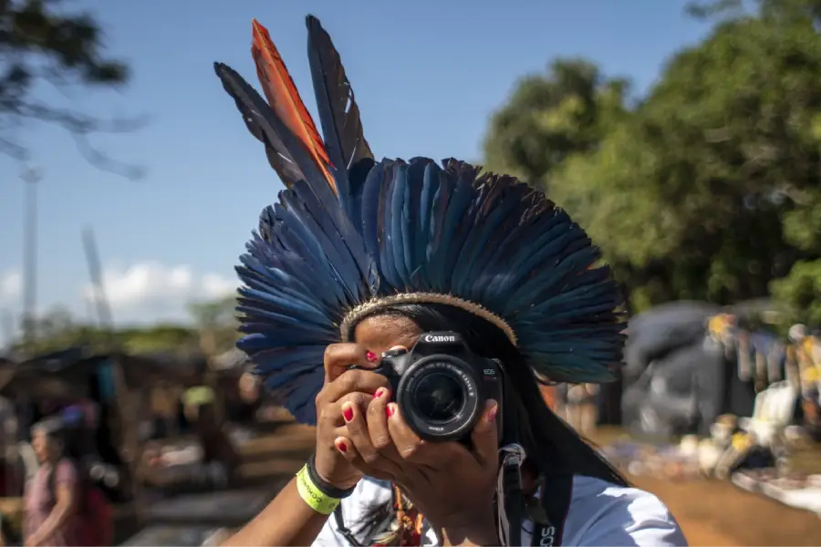 O protagonismo e o uso de ferramentas tecnológicas de vanguarda pelas comunidades tradicionais refletem a essência do Amazonfuturismo e das discussões decoloniais sobre autonomia e direito ao futuro. Foto: Mídia NINJA.