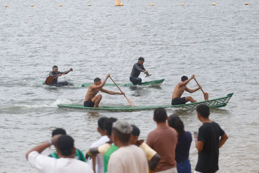 O público acompanha da orla de Altamira as disputas de canoagem no rio Xingu. Foto: Oswaldo Forte / Amazônia Latitude.