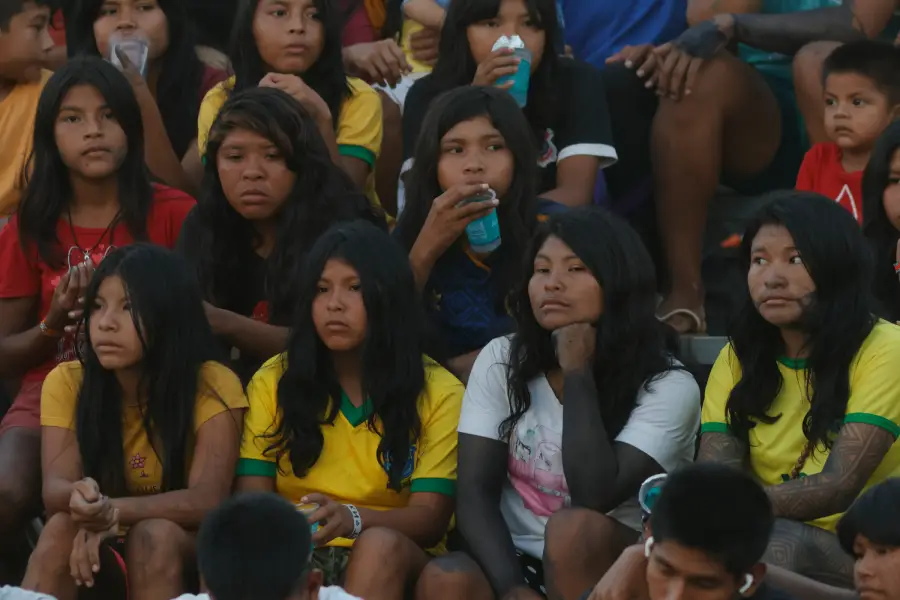 Olhares atentos na arquibancada: Jovens e famílias indígenas acompanham cada lance das competições em Altamira. Foto: Oswaldo Forte / Amazônia Latitude.