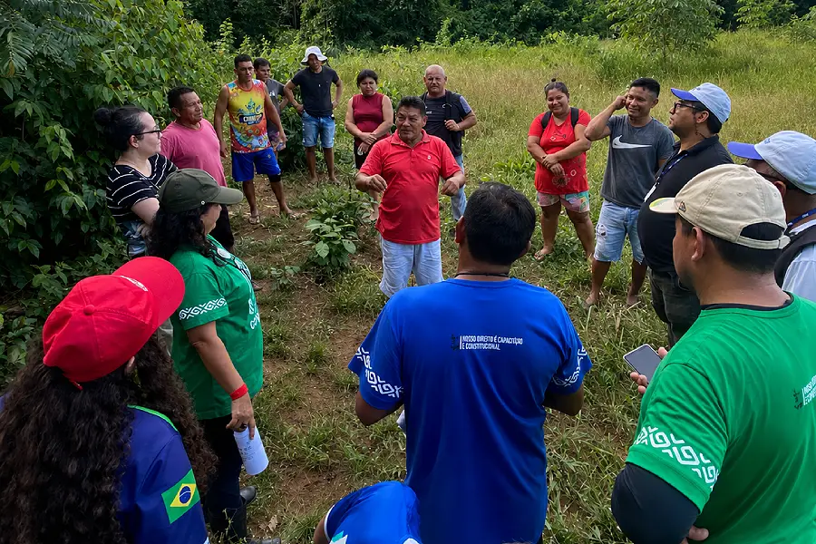 Reunião entre lideranças de Terra Preta, COPIME e Embrapa para implantação de lavouras de açaí e cumaru. A expansão agrícola reforça a necessidade de energia suficiente para o beneficiamento produtivo local. Foto: Reprodução/Instagram Comunidade Indígena Terra Preta.