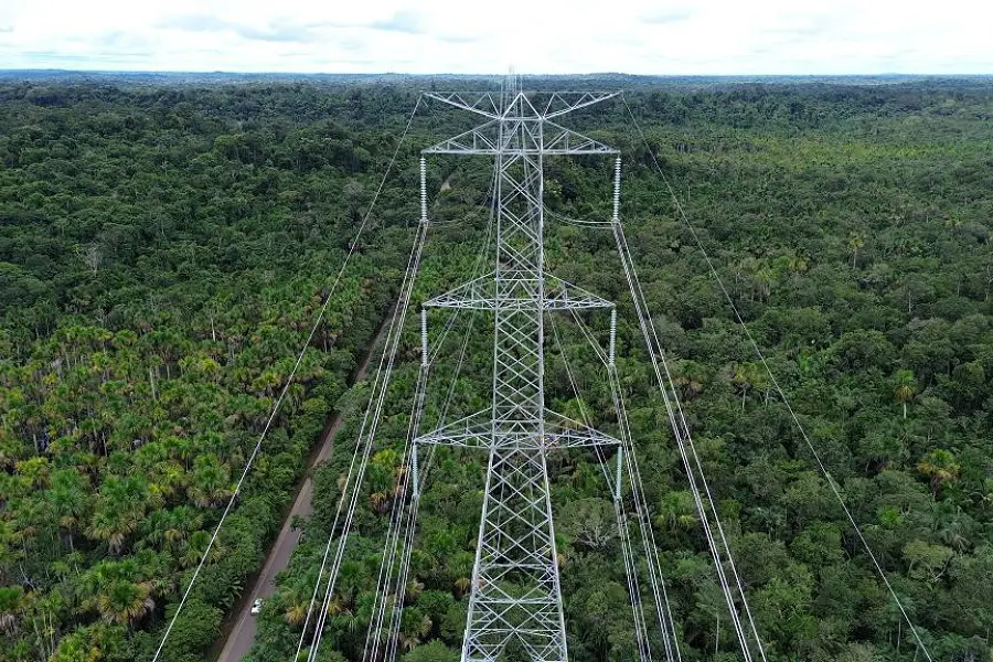 Torre de transmissão de energia corta a cobertura florestal no estado do Amazonas. O avanço da infraestrutura centralizada pelo bioma ilustra as complexas tensões ambientais e territoriais que envolvem a expansão elétrica na região. Foto: Divulgação/Agência Amazonas.