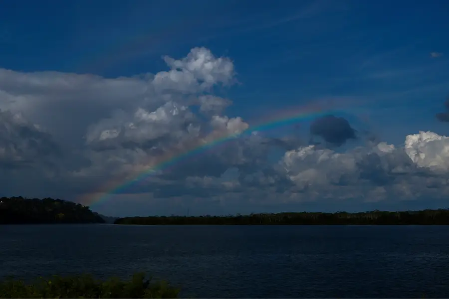 Um arco-íris cruza o céu sobre o rio Xingu durante os dias de integração e celebração dos povos originários em Altamira. Foto: Oswaldo Forte / Amazônia Latitude.