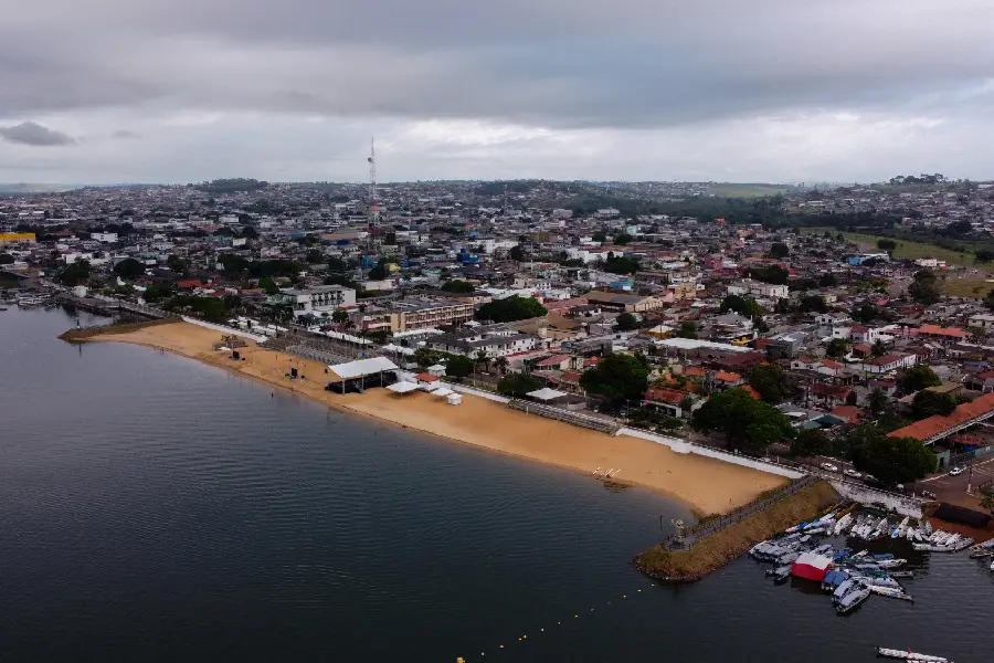 Vista aérea da Orla e da praia de Altamira (PA), espaço que abrigou as arenas e as provas aquáticas do festival. Foto: Oswaldo Forte/Amazônia Latitude.