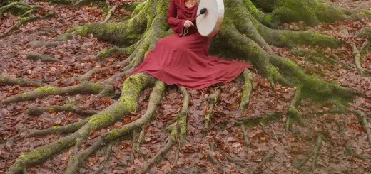 A pesquisadora e terapeuta Dra. Susanne Boerner em vivência sonora de reconexão com os saberes da floresta e os Encantados por meio de cantos sagrados. Foto: Franka Leehr.
