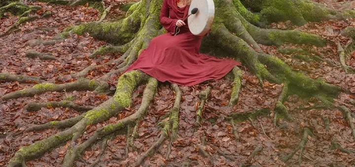 A pesquisadora e terapeuta Dra. Susanne Boerner em vivência sonora de reconexão com os saberes da floresta e os Encantados por meio de cantos sagrados. Foto: Franka Leehr.