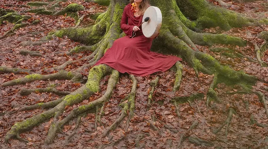 A pesquisadora e terapeuta Dra. Susanne Boerner em vivência sonora de reconexão com os saberes da floresta e os Encantados por meio de cantos sagrados. Foto: Franka Leehr.