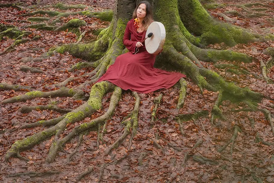 A pesquisadora e terapeuta Dra. Susanne Boerner em vivência sonora de reconexão com os saberes da floresta e os Encantados por meio de cantos sagrados. Foto: Franka Leehr.