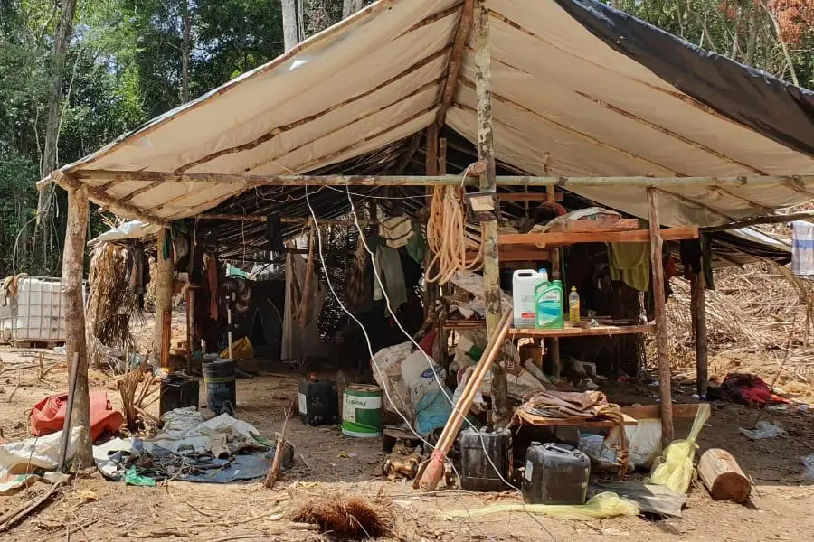 Acampamento e estrutura logística clandestina de garimpo ilegal desarticulados durante operação na Unidade de Conservação Campos Amazônicos, no sul do Amazonas. Foto: Operação Verde Brasil/17.