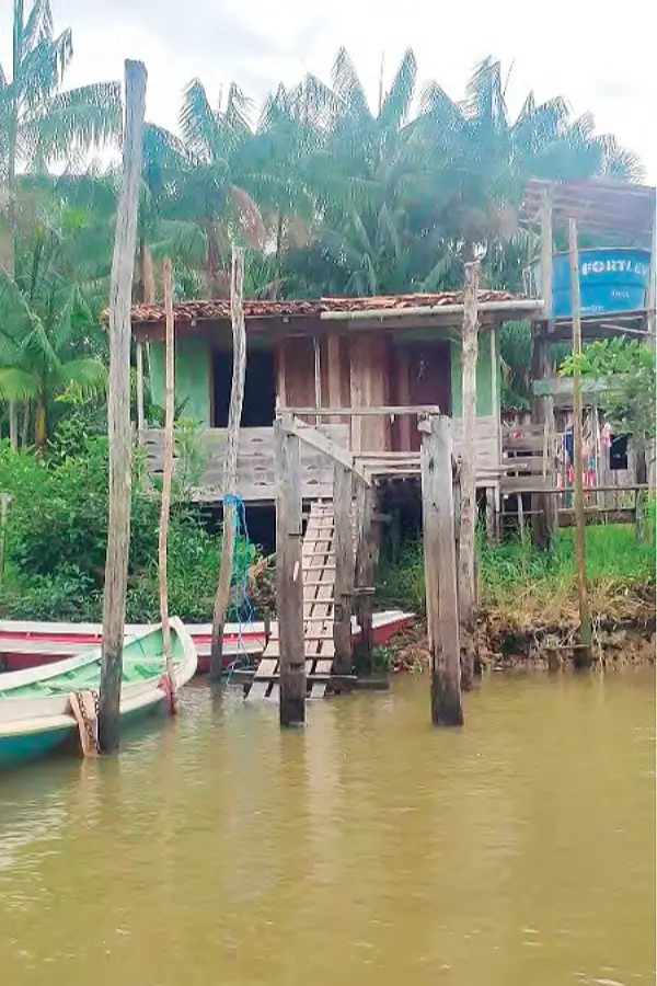 Casa ribeirinha na Ilha de Itacuruçá, Abaetetuba (PA): a vida cotidiana e a relação indissociável com a água expressam a ontologia relacional que resiste à mercantilização da floresta. Foto: Nascimento, Carvalho, Silva, Farias, Castro (2022).