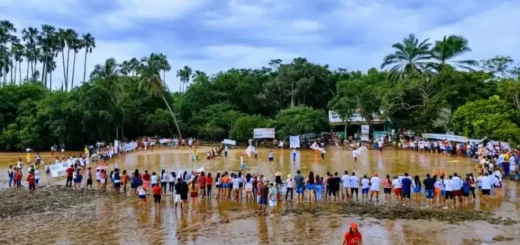 Comunidades tradicionais e quilombolas de Abaetetuba (PA) reunidas em assembleia sobre a água e a lama da várzea para a defesa de seus territórios e a construção de seus Protocolos de Consulta Prévia. Foto Cáritas Regional Norte IIArquivo.
