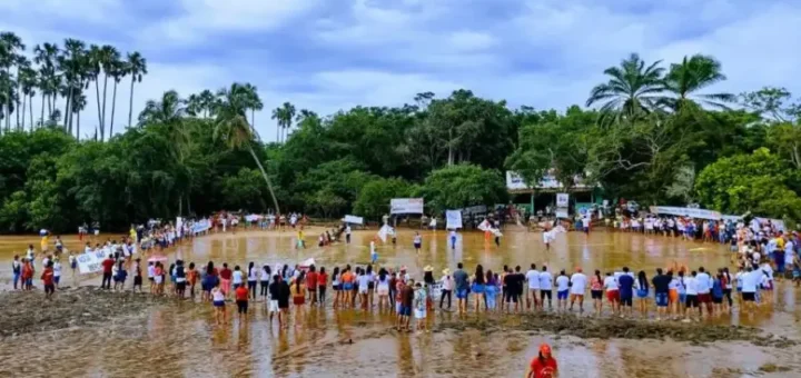 Comunidades tradicionais e quilombolas de Abaetetuba (PA) reunidas em assembleia sobre a água e a lama da várzea para a defesa de seus territórios e a construção de seus Protocolos de Consulta Prévia. Foto Cáritas Regional Norte IIArquivo.