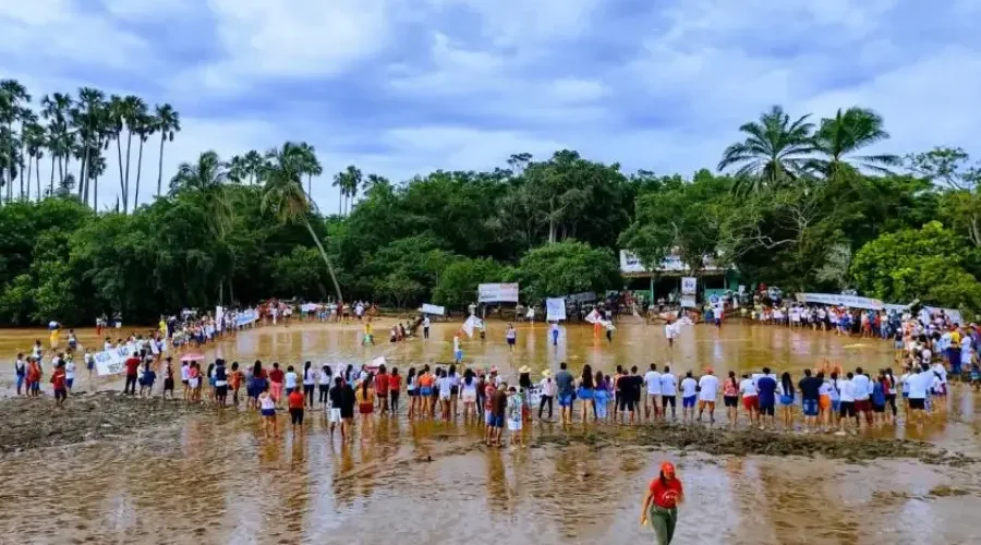 Comunidades tradicionais e quilombolas de Abaetetuba (PA) reunidas em assembleia sobre a água e a lama da várzea para a defesa de seus territórios e a construção de seus Protocolos de Consulta Prévia. Foto Cáritas Regional Norte IIArquivo.