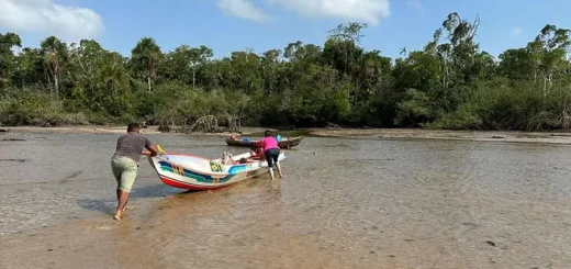 Deslocamento e travessia em áreas rasas: onde as águas ditam os caminhos, a assistência em saúde depende da superação diária dos desafios geográficos. Foto: Thaís Fernandes/Acervo Pessoal.