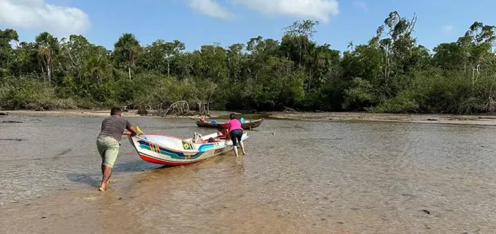 Deslocamento e travessia em áreas rasas: onde as águas ditam os caminhos, a assistência em saúde depende da superação diária dos desafios geográficos. Foto: Thaís Fernandes/Acervo Pessoal.