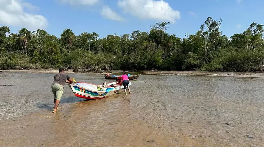 Deslocamento e travessia em áreas rasas: onde as águas ditam os caminhos, a assistência em saúde depende da superação diária dos desafios geográficos. Foto: Thaís Fernandes/Acervo Pessoal.