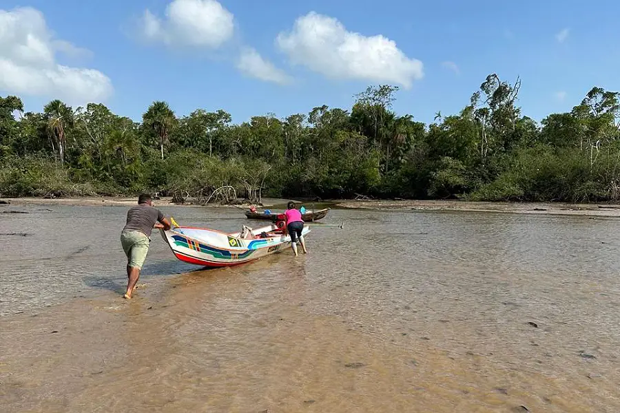 Deslocamento e travessia em áreas rasas: onde as águas ditam os caminhos, a assistência em saúde depende da superação diária dos desafios geográficos. Foto: Thaís Fernandes/Acervo Pessoal.