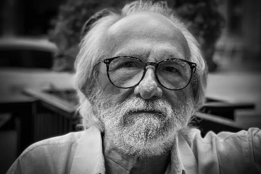João, entre uma frase e outra, à mesa do café Delicidade, ponto de encontro de poetas e escritores em Belém, onde as conversas parecem obedecer a outro relógio. Foto: Marcos Colón/Amazônia Latitude.