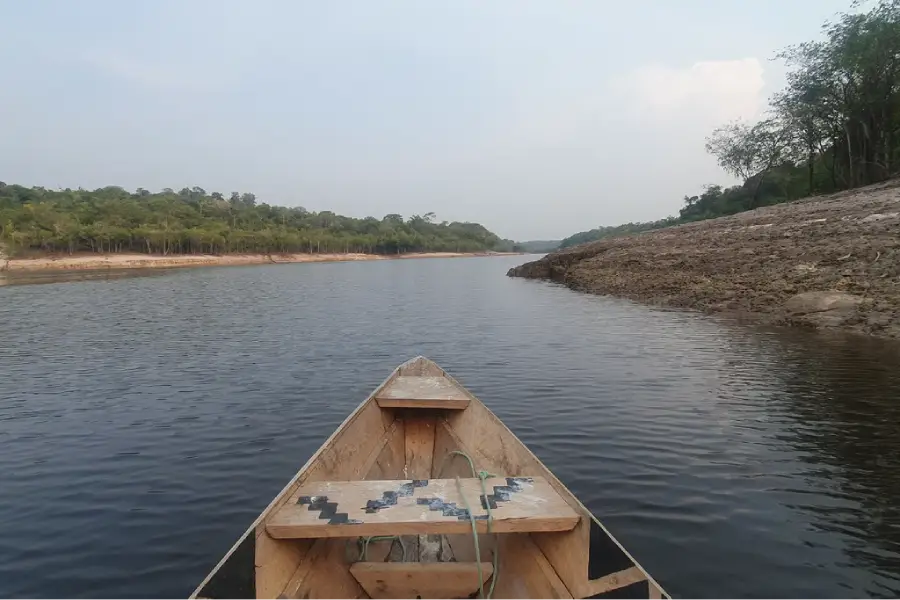 Navegação pelas águas da Amazônia: a canoa como ponto de partida para a travessia sensível e a conexão com os seres encantados. Foto: 