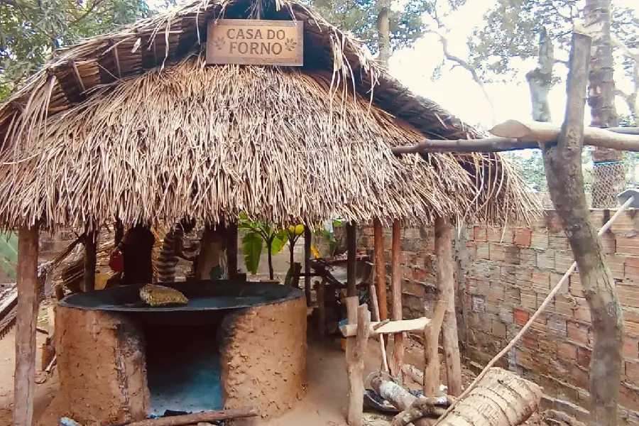 A Casa do Forno no Quintal Ancestral com seu forno de barro e cobertura de palha: espaço de trabalho coletivo, saberes ancestrais e base da cultura alimentar da mandioca em Araí. Foto: Miguel Picanço/Amazônia Latitude.