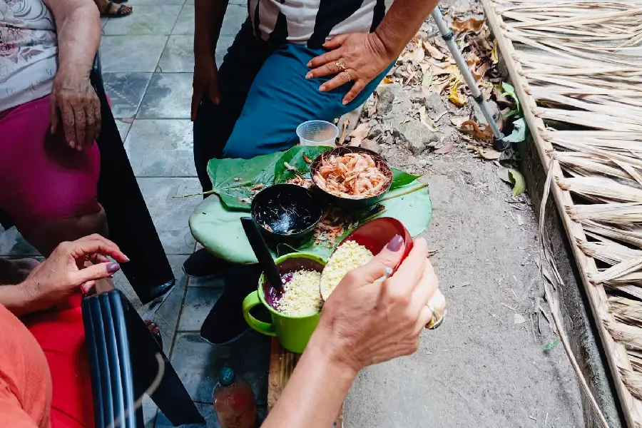 Açaí com farinha fresca acompanhado de camarão servido na cuia tradicional e folhas nativas: a celebração dos sabores e da comensalidade cabocla. Foto: Miguel Picanço/Amazônia Latitude.