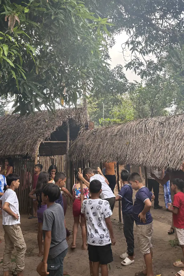 Crianças e jovens reunidos nos espaços de convivência do Quintal Ancestral: o território como sala de aula viva. Foto: Miguel Picanço/Amazônia Latitude.