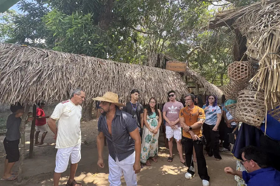 Moradores e visitantes atentos à partilha de histórias e vivências no Ponto de Cultura Quintal Ancestral, em Araí. Foto: Miguel Picanço/Amazônia Latitude.