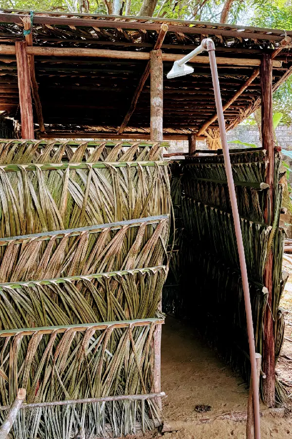 O banheiro ancestral confeccionado com esteios de madeira e tramas de palha nativa é uma das soluções construtivas caboclas. Foto: Miguel Picanço/Amazônia Latitude.