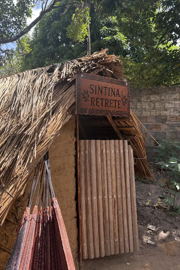 A sentina (ou retrete) tradicional sinalizada com placa em madeira entalhada e construída em barro e palha: elemento da arquitetura rural. Foto: Miguel Picanço/Amazônia Latitude.