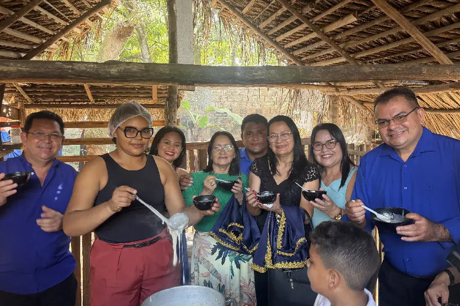 Comunitários e visitantes reunidos para partilhar preparações tradicionais à base de mandioca durante as vivências no Quintal Ancestral. Foto: Miguel Picanço/Amazônia Latitude.