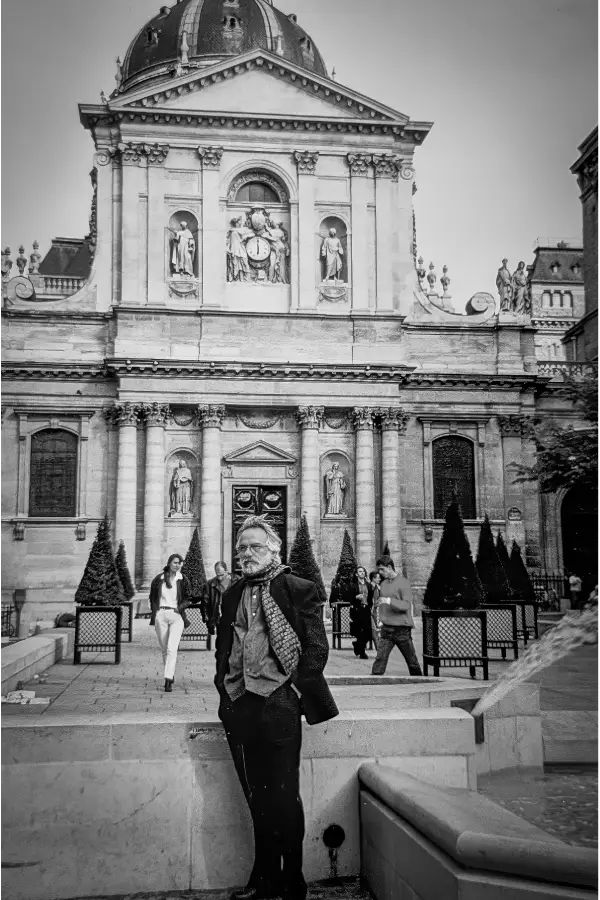 O jovem poeta amazônico em frente ao prédio principal da Sorbonne, em 1983, a Amazônia chegando a Paris antes que o mundo soubesse que precisava escutá-la. Foto: Acervo pessoal.