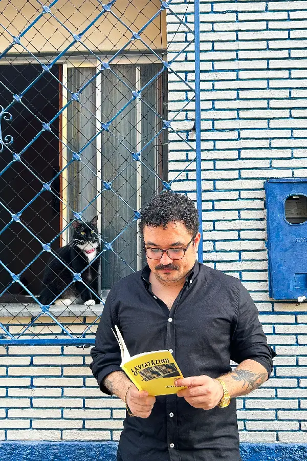 O poeta paraense André Piñero lê seu novo livro de poemas, Leviatãzinho, obra que investiga a violência molecular, os afetos e o cotidiano na periferia das cidades amazônicas. Foto: Acervo Pessoal / Divulgação.