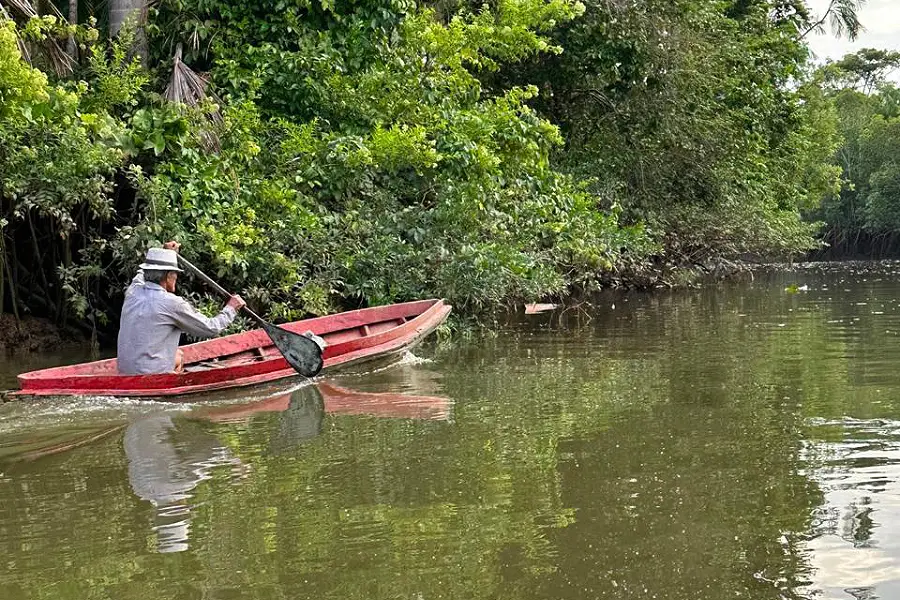Para os povos tradicionais, o rio é estrada, trabalho e morada. Foto: Thaís Fernandes/Acervo Pessoal.