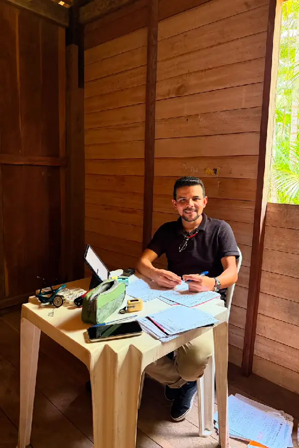 Registro e preenchimento de prontuários em consultório improvisado em casa de madeira: a atuação profissional adaptada à realidade do território. Foto: Fagner Carvalho/Acervo Pessoal.