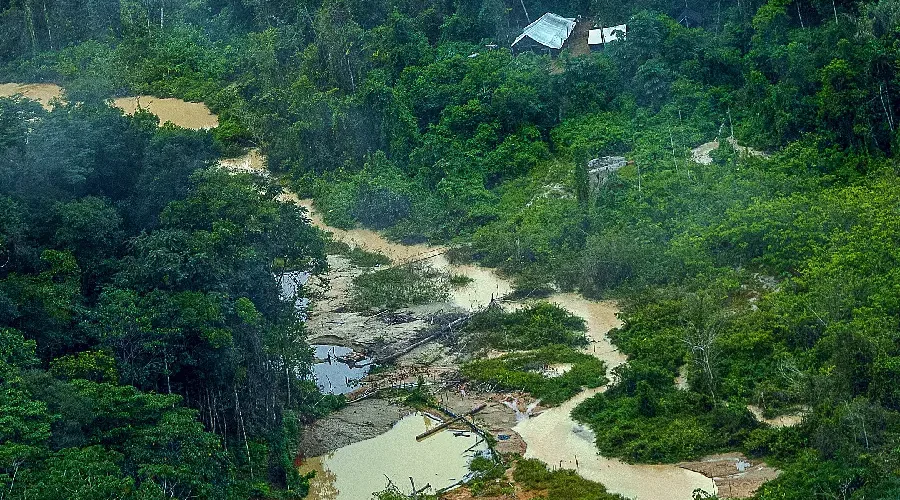 Sobrevoo na região de Surucucu, na Terra Indígena Yanomami (RR), flagra avanço do garimpo ilegal e contaminação das águas próximo a comunidades isoladas. Foto: Leo Otero/MPI.