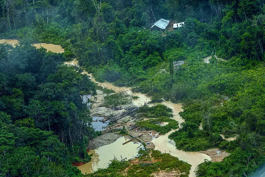 Sobrevoo na região de Surucucu, na Terra Indígena Yanomami (RR), flagra avanço do garimpo ilegal e contaminação das águas próximo a comunidades isoladas. Foto: Leo Otero/MPI.