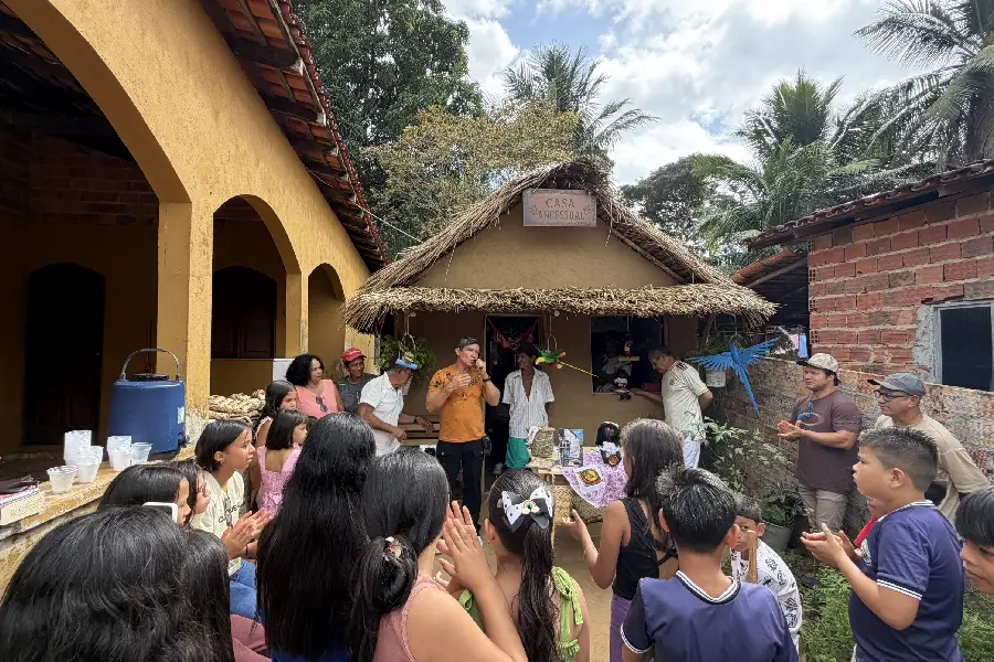 Encontro comunitário e celebração em frente à Casa Ancestral: crianças, jovens e mestres locais reunidos na entrega e vivência do Ponto de Cultura Quintal Ancestral, em Araí. Foto: Miguel Picanço/Amazônia Latitude.