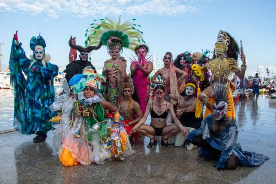 o corpo coletivo do Movimento Cultural das Themônias e a ocupação da paisagem urbana de Belém. Quadro do filme Themônias (2022), de Rafa Bqueer e Coletivo Themônias (obra comissionada pela Bolsa de Fotografia ZUM/IMS). Foto: Paulo Evander.