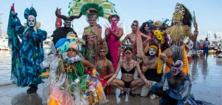o corpo coletivo do Movimento Cultural das Themônias e a ocupação da paisagem urbana de Belém. Quadro do filme Themônias (2022), de Rafa Bqueer e Coletivo Themônias (obra comissionada pela Bolsa de Fotografia ZUM/IMS). Foto: Paulo Evander.