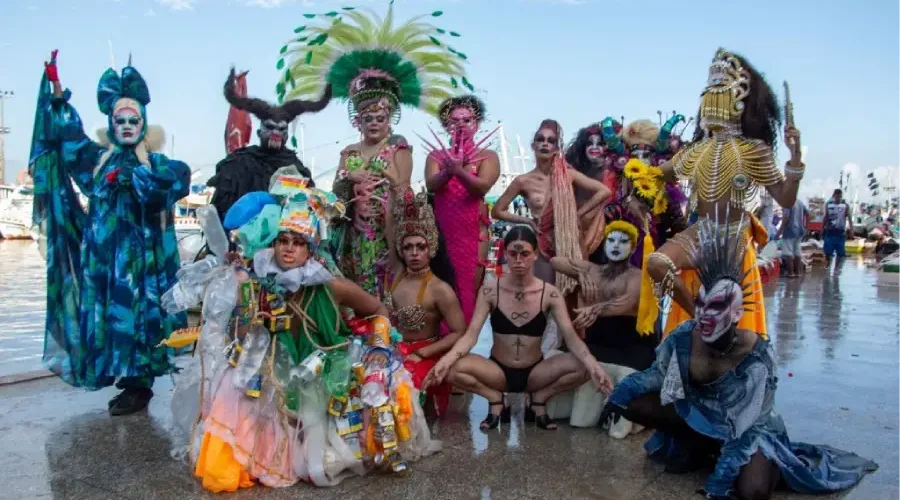 o corpo coletivo do Movimento Cultural das Themônias e a ocupação da paisagem urbana de Belém. Quadro do filme Themônias (2022), de Rafa Bqueer e Coletivo Themônias (obra comissionada pela Bolsa de Fotografia ZUM/IMS). Foto: Paulo Evander.